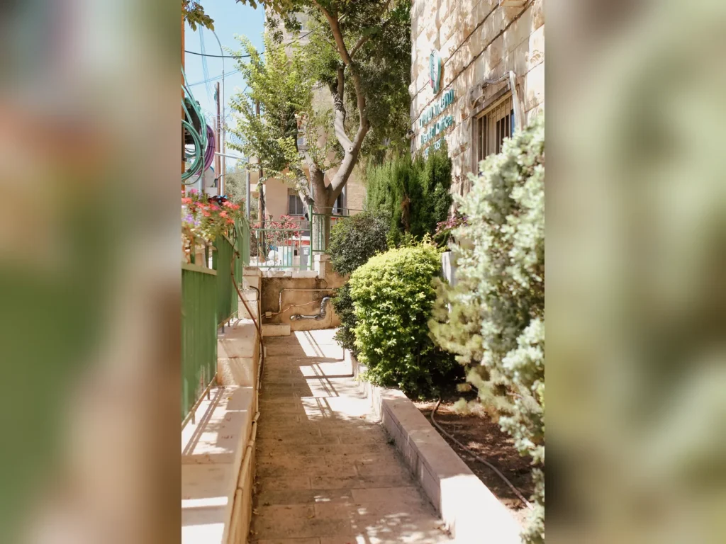 שביל הגישה למרפאת קיורר ג׳קסון בירושלים