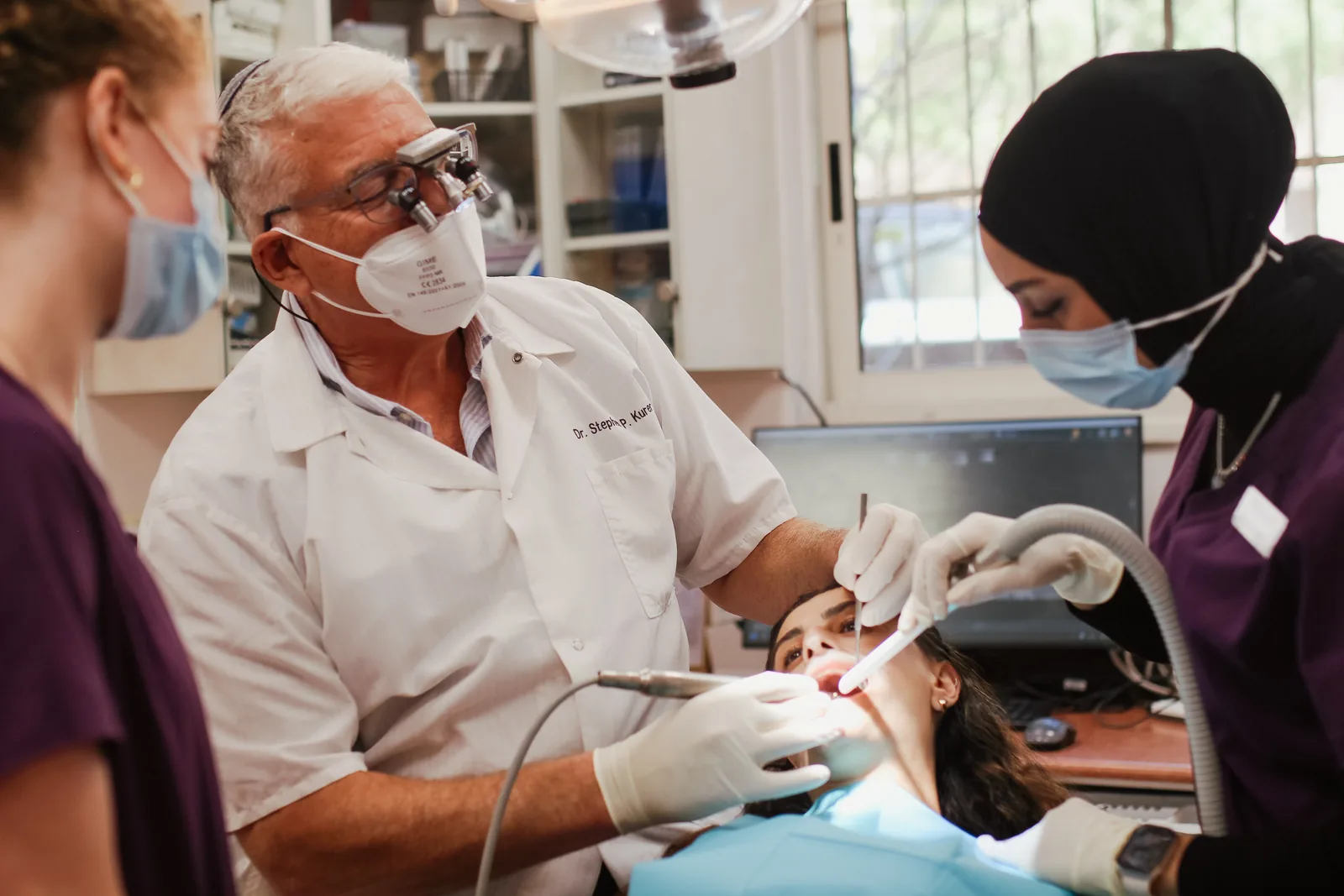 Le Dr Stephen Kurer et des membres de l’équipe dans une salle de soins